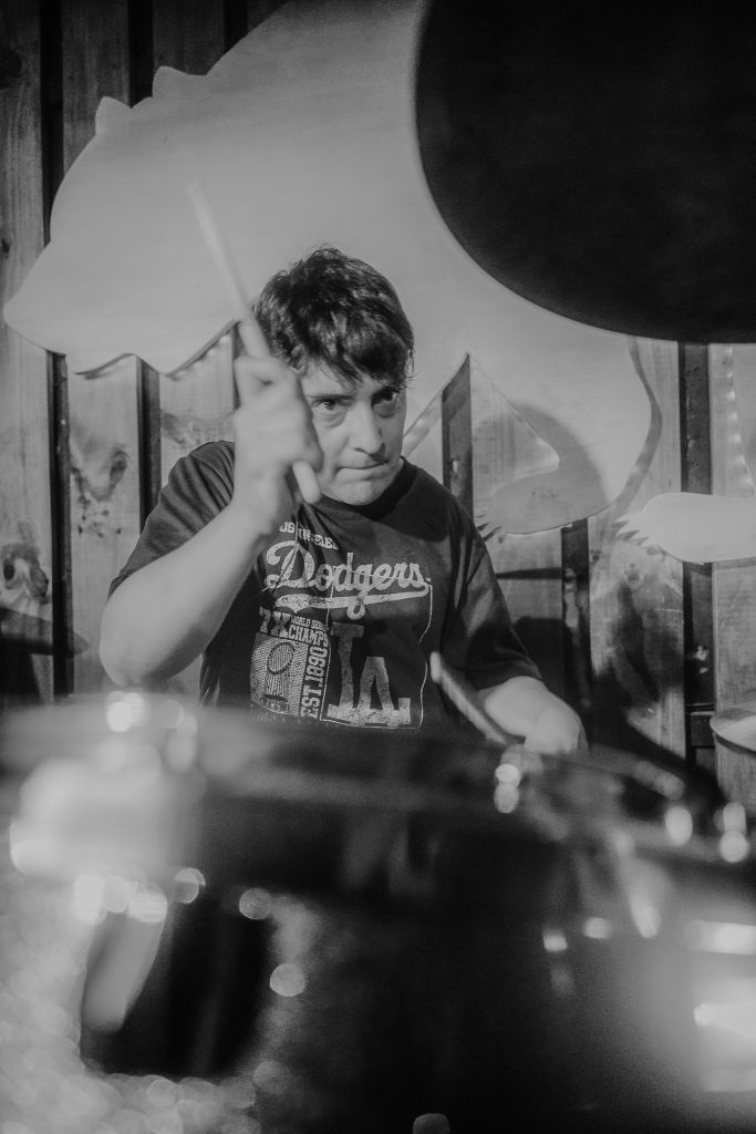 Rodrigo Muñoz tocando la batería